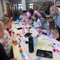 Vasaras pirkstiņdarbi. “Ziedi matos, dziesma krūtīs. Līgo nakts kā sapnis jūtams”